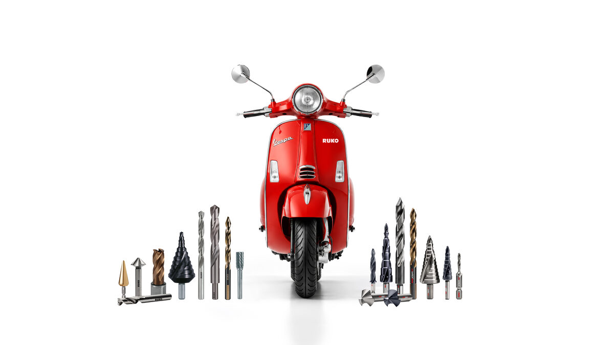 Rote Vespa Primavera zwischen RUKO Werkzeugen